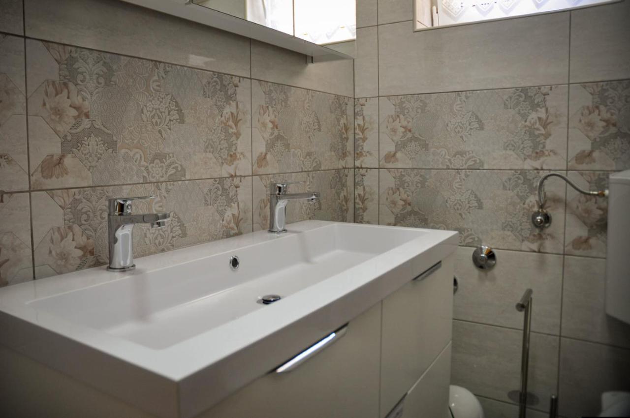 Apartmani Justic Nijvice Zewnętrze zdjęcie